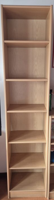 Estante alta em madeira clara – 6 prateleiras
