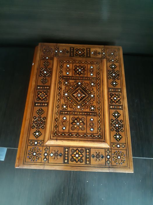 Скринька гуцульська інкрустована продам