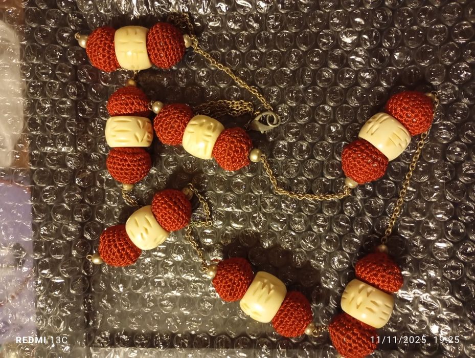 Colar vermelho e bege