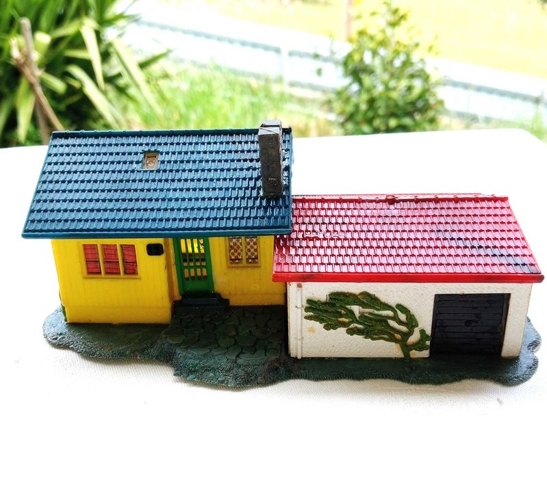 VIVENDA com garagem e carro