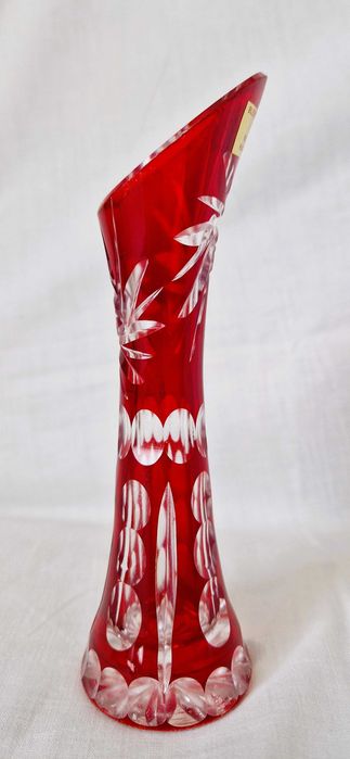 Elegancki Rubinowy Kryształ 24% PbO – Wazon Crystal – Ręczny Szlif