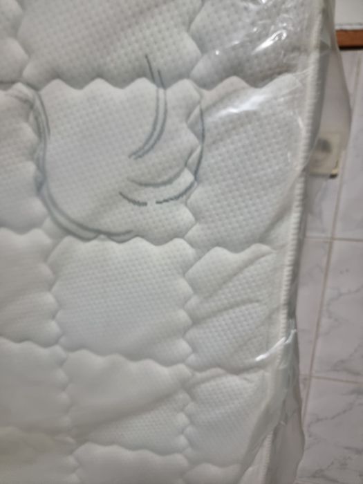 Colchão como Novo e estrado articulado com quatro pernas+ comando