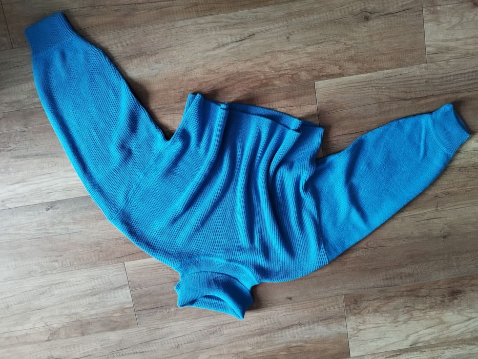Niebieski krótki sweter