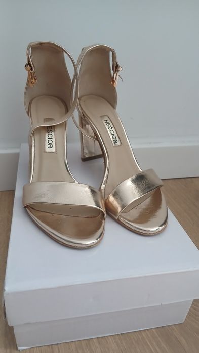 Buty sandały na klocku Neścior złote 38