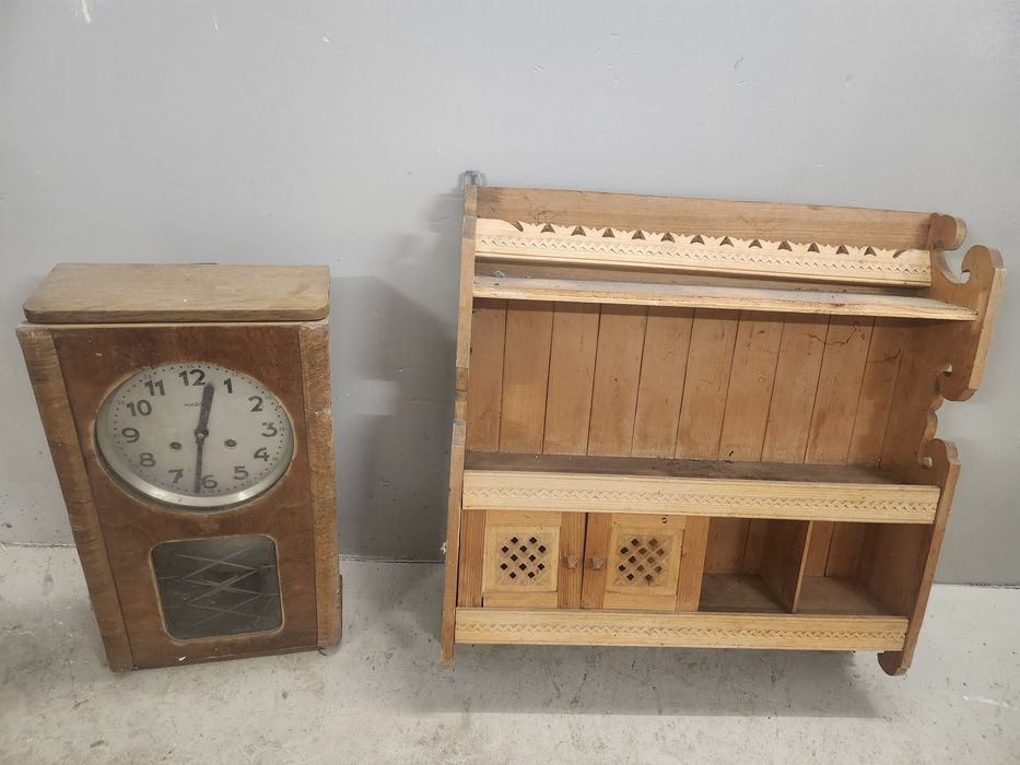 Drewniany zegar z półką w stylu vintage PRL