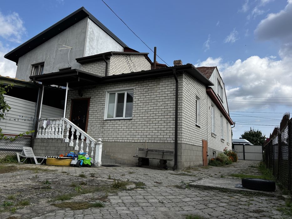 1/2 будинку з можливістю відокремлення фасадноі частини під бізнес