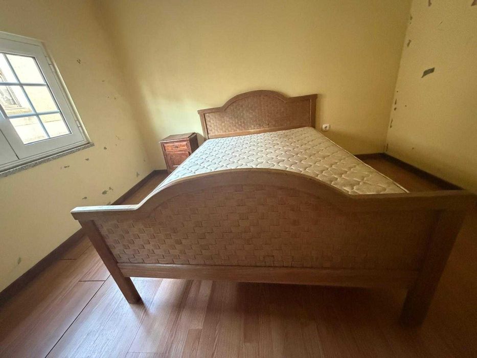 Cama Antiga - com colchão e mesa de cabeceira