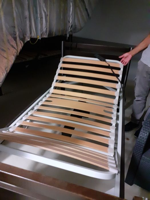 Camas articuladas com comando e proteção contra quedas