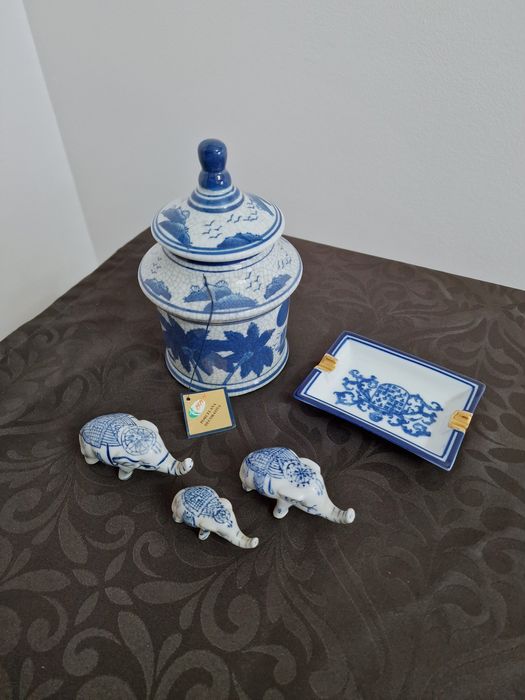 Conjunto em porcelana Pote Cinzeiro e  3 Estatuetas