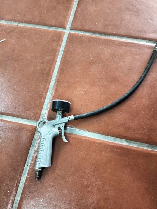 Duas pistolas de encher pneus