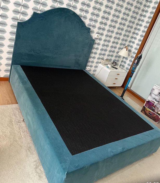 Cama com colchão e secretária com móveis