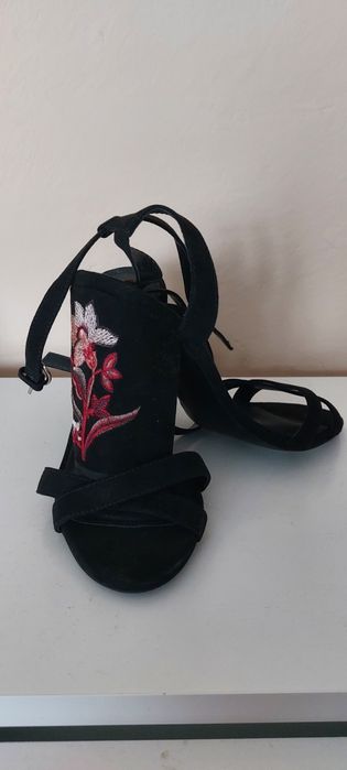 Nowe Sandałki z haftem Morgan de toi