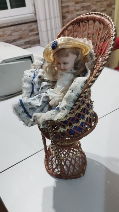 Boneca com cadeira