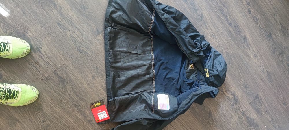 Куртка новая штурмовка с капишоном отстегивается, ткань непромакаема