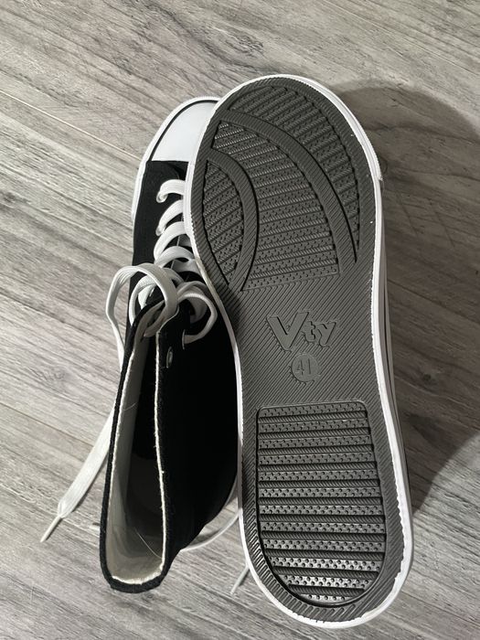 Nowe dziewczęce sneakersy Vty – rozmiar 41