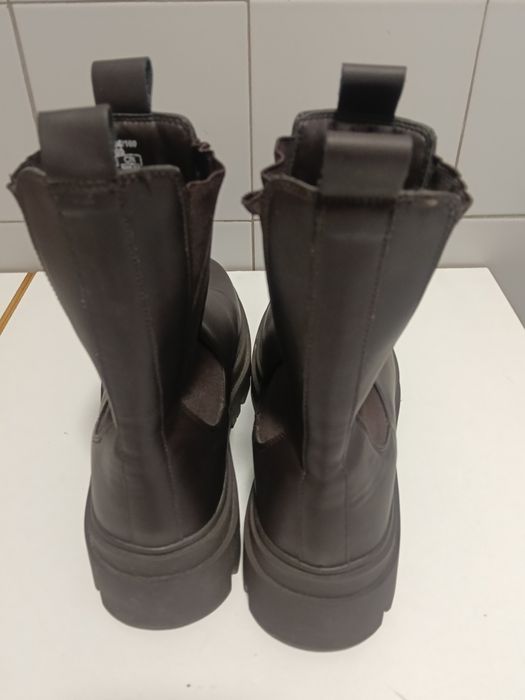 Botas 41 de cano curto Bershka com detalhe elástico na cor castanho