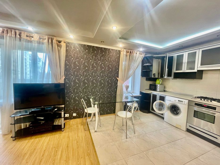 Центр міста! Сучасна 3-х кімн.-студіо. Автономне опалення!