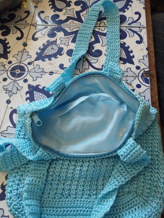 Bolsa em crochê azul claro