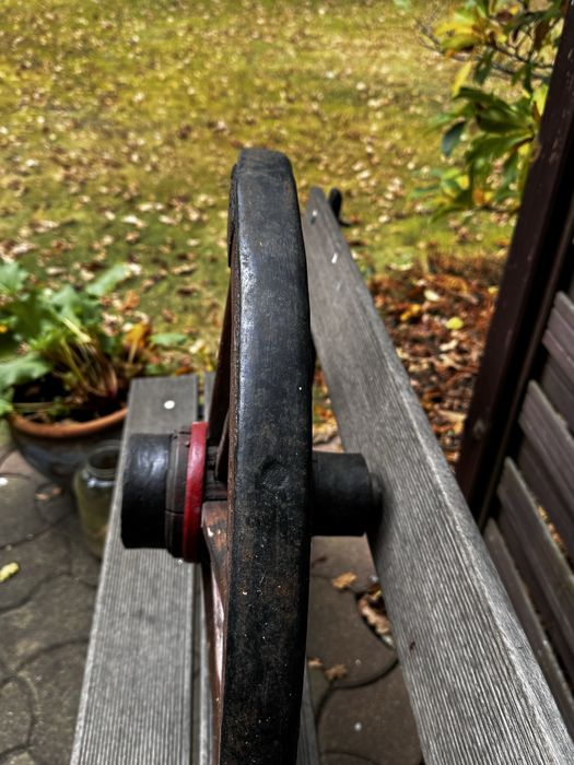 Stare drewniane kolo bryczka