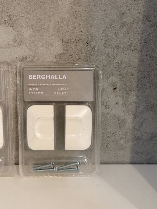 Cztery nowe uchwyty gałki meblowe Ikea berghalla