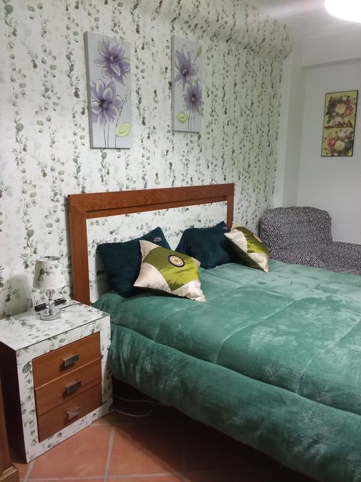 Aluga-se quarto...