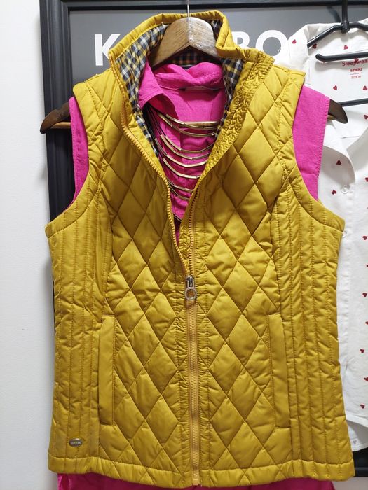 stylowa kamizelka damska Regatta w kolorze musztardowym.