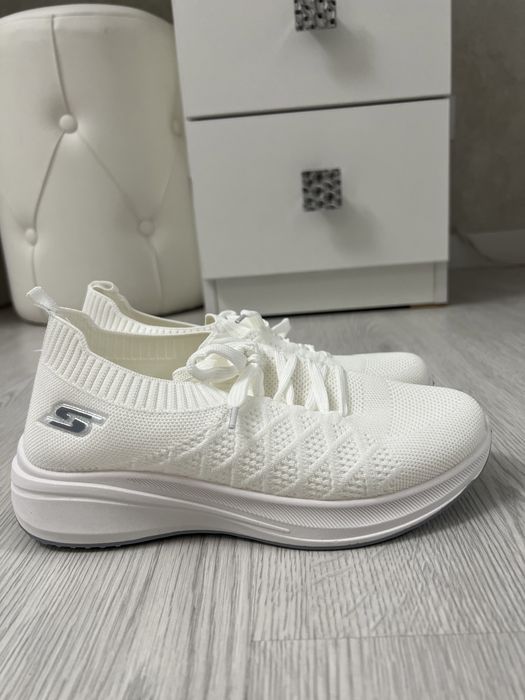 Нові Білі кросівки Skechers