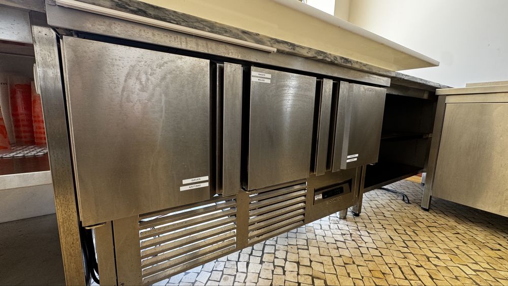 Cozinha Profissional em Inox Completa – Bancadas, Frigoríficos e Extração
