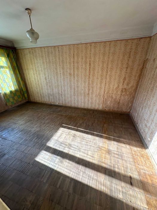 Однакомнатная Пр. Воскресенський 32 срочно продам