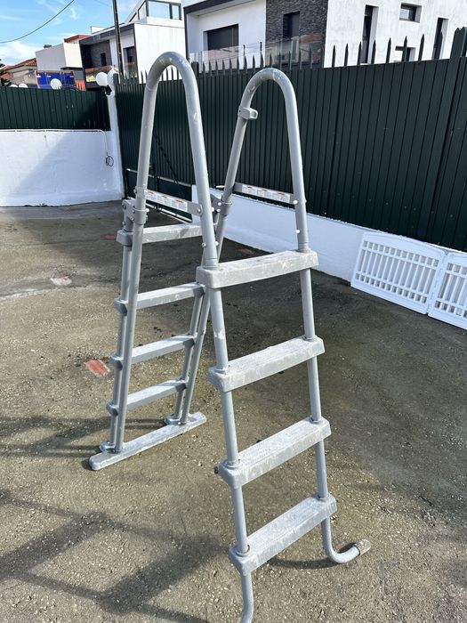 Escada dupla , piscina, andaime, pode de arvores