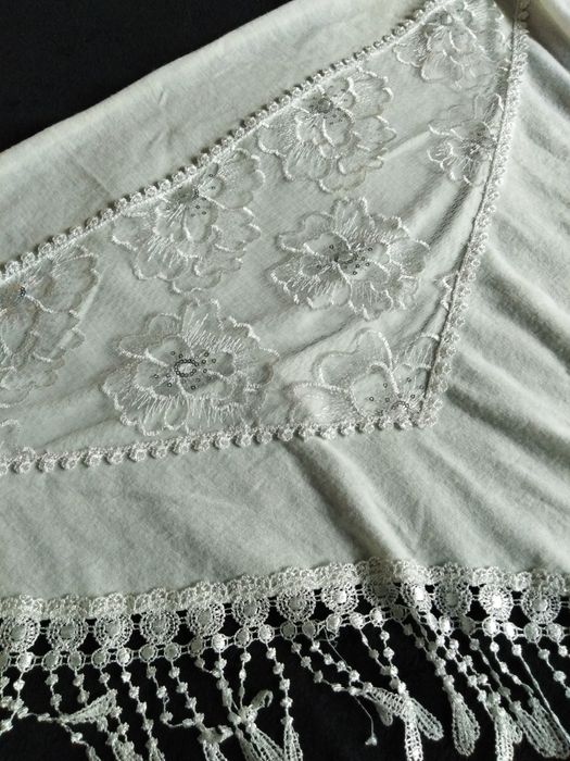 Chusta ecru z frędzlami, gipiurą i cekinami, koronka