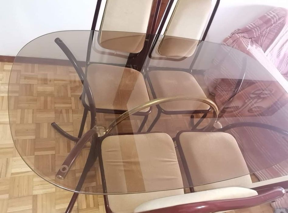 Mesa de vidro com 4 cadeiras
