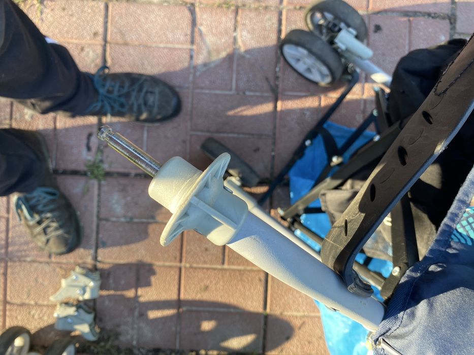 Дитяча коляска під ремонт