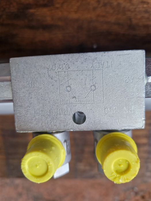 Siłownik hydrauliczny dwustronnego działania