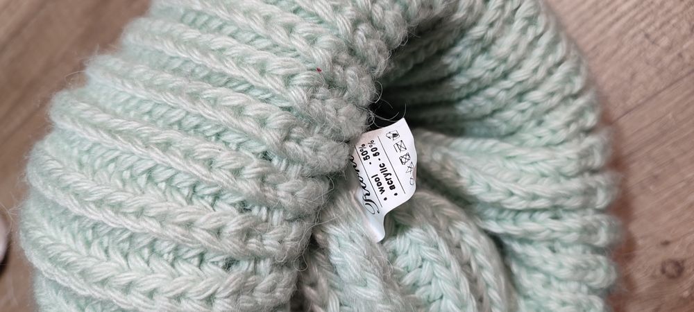 Тепла жіноча шапка м'ятного кольору