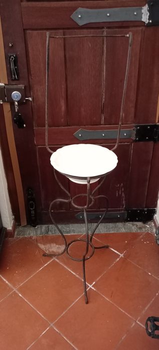 Lavatório antigo em ferro forjado com bacia