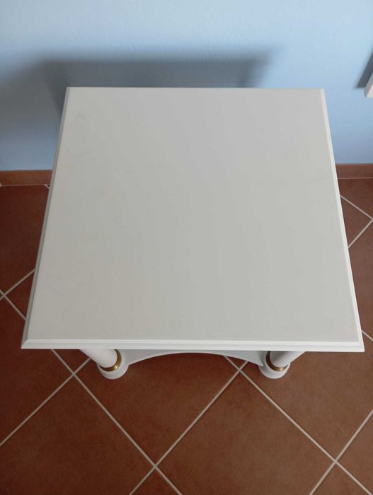 Mesa de madeira pintada