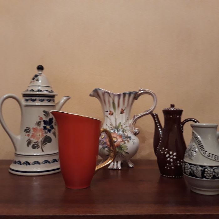 Várias peças antigas pintadas à mão