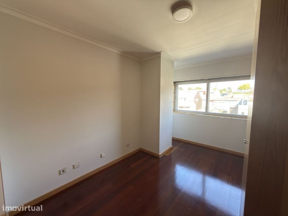 Apartamento T2 com 2 casas de banho e garagem