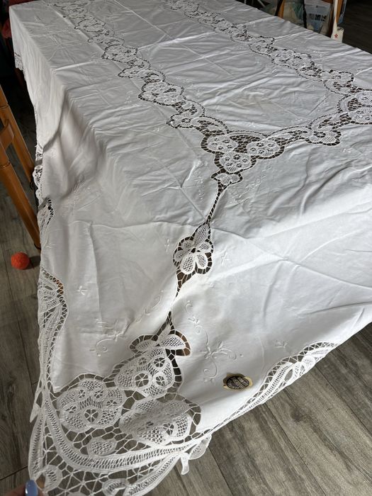 Toalha de mesa com bordado manual e renda de Bruxelas 300x170
