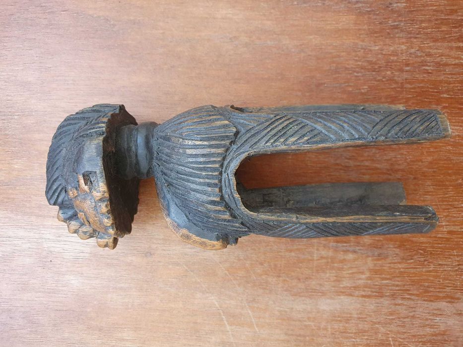 Estatueta em madeira da deusa Nimba