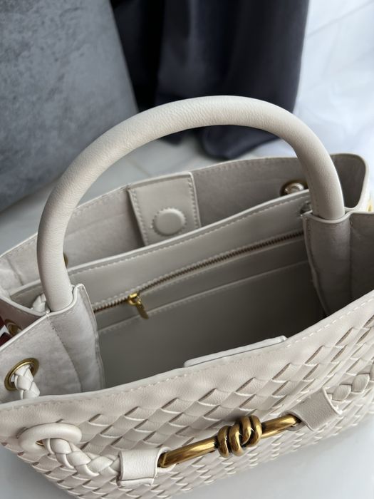 Сумочка в стилі Bottega Veneta молочна