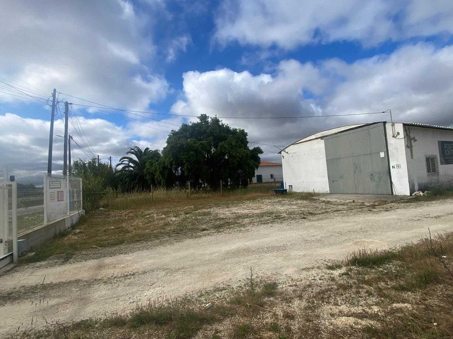 Arrenda-se Armazém em Benavente, bom estado, com contracto.