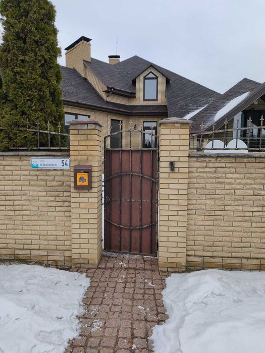 Двоє кованих воріт, хвіртка та ковка на забор