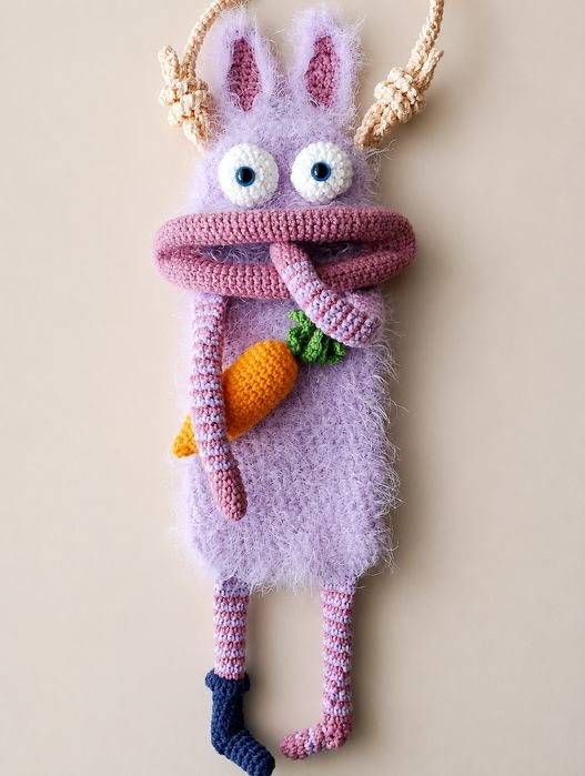В'язана сумочка монстрик для мобільного телефону  через плече / handmade