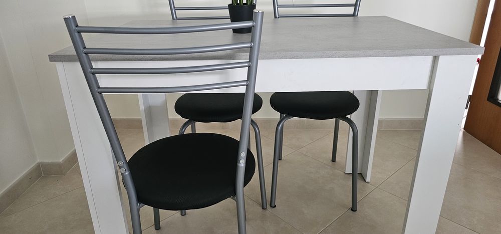 Mesa e cadeiras como novo