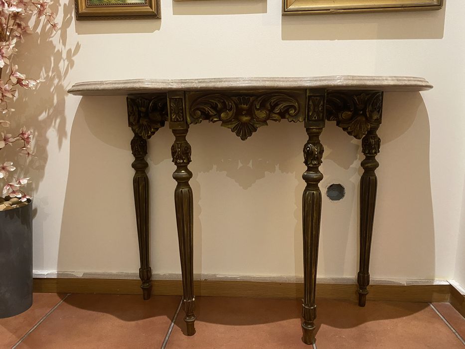 Credence antiga com tampo em marmore