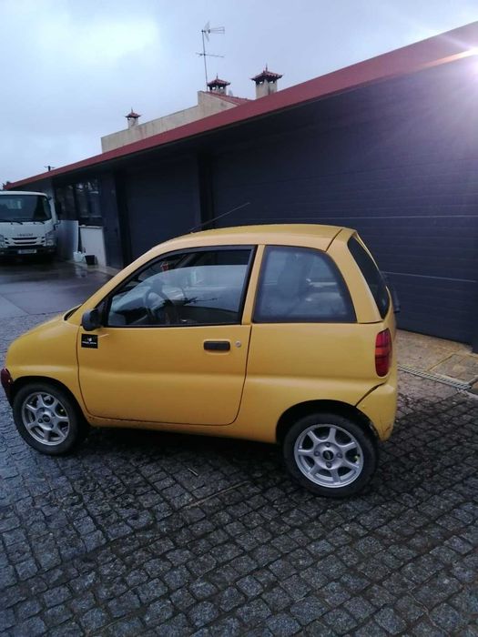 Carro bom de pintura em ótimo estado de conservação