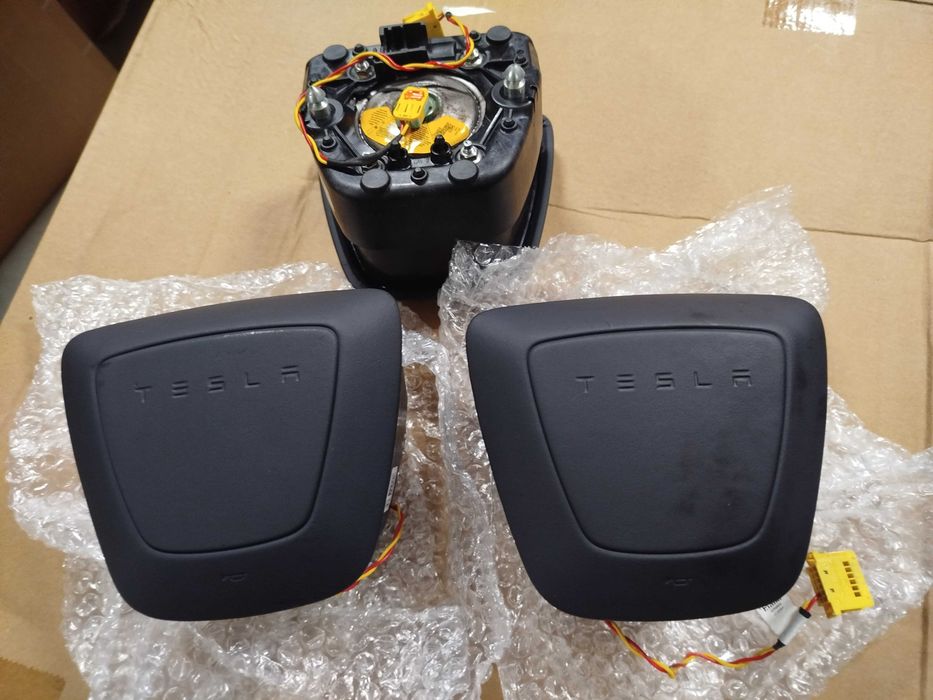 Підсилювач переднього бампера нижній (сабля) Tesla 3 Highland 2023