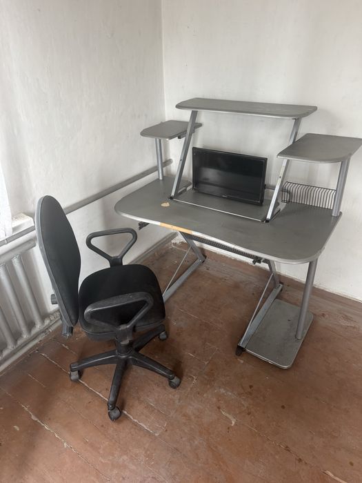 Компюторний стіл та крісло